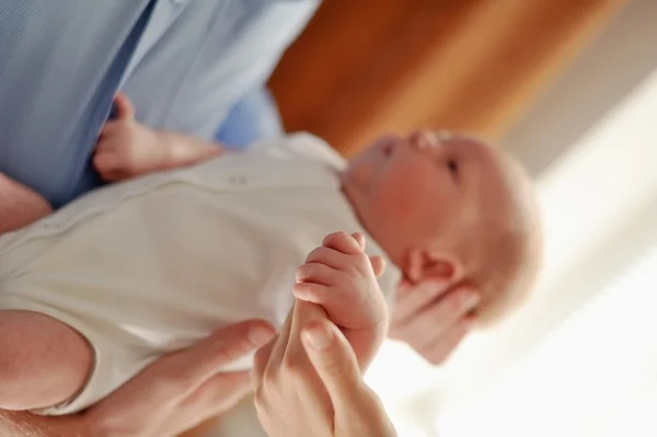 Baby in haar armen — Stockfoto