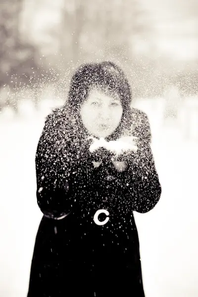 Lány és a hó — Stock Fotó