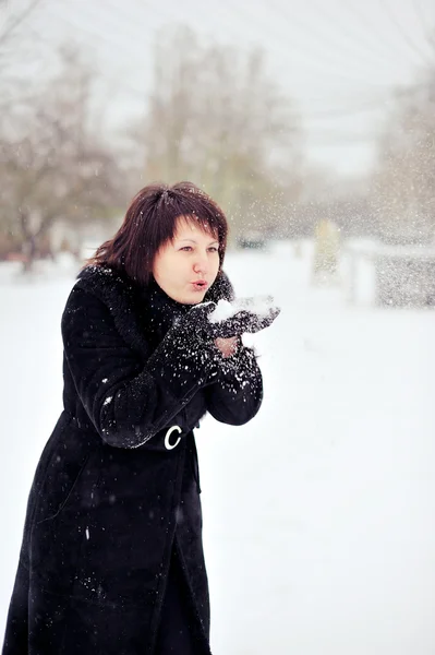 Flicka och snö — Stockfoto