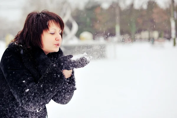 Дівчина і снігу — стокове фото
