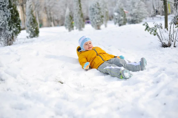 A criança em neve — Fotografia de Stock