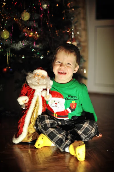 Junge und ein Weihnachtsbaum — Stockfoto