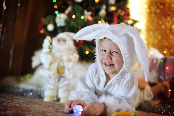 Junge und ein Weihnachtsbaum — Stockfoto