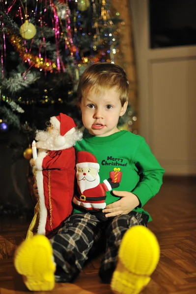 Garçon et un arbre de Noël — Photo