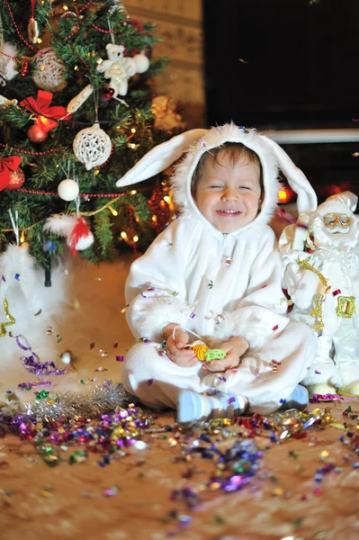 Jongen en een kerstboom — Stockfoto