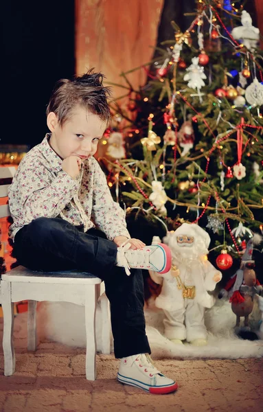 Niño bajo el modelo de árbol —  Fotos de Stock