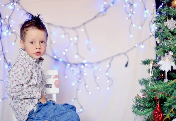 The child and a garland — Stock Photo, Image