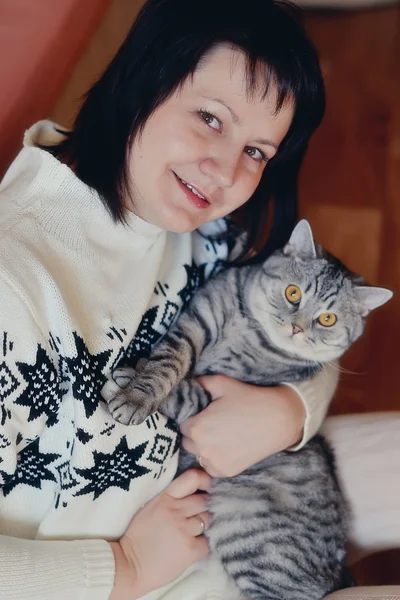 Menina com um gato — Fotografia de Stock