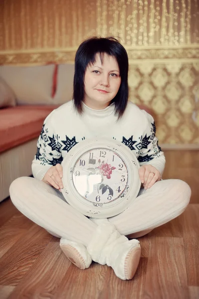 Chica con reloj —  Fotos de Stock