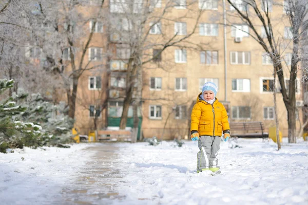 Il bambino su neve — Foto Stock