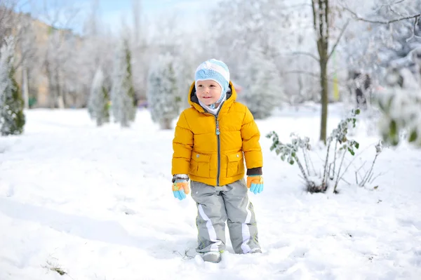 A criança em neve — Fotografia de Stock