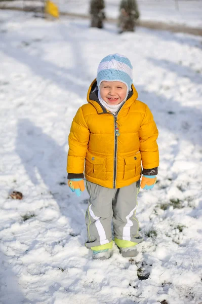 El niño en la nieve —  Fotos de Stock