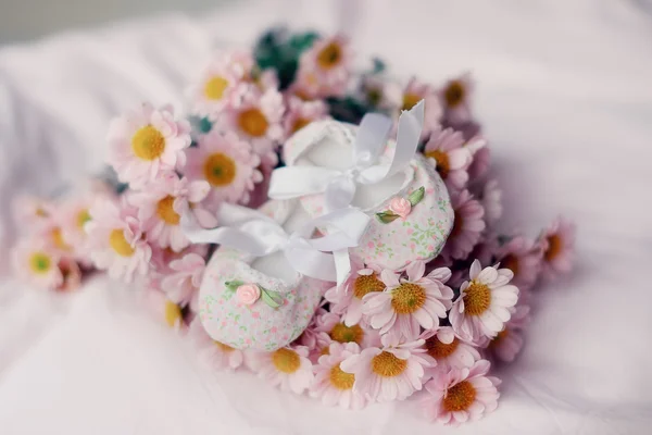 Calcetines de bebé y flores — Foto de Stock