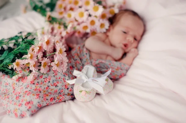 Baby in Blumen — Stockfoto