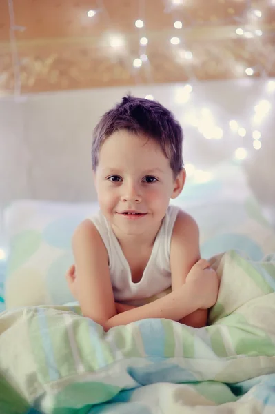 Chlapec v posteli — Stock fotografie