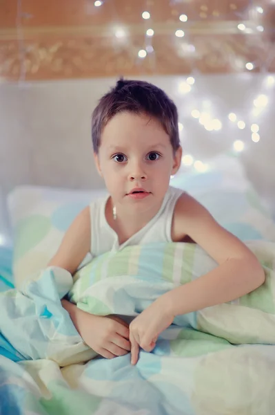Junge im Bett — Stockfoto