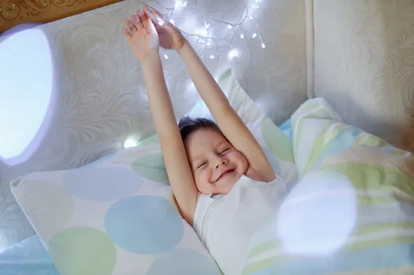 Menino na cama — Fotografia de Stock