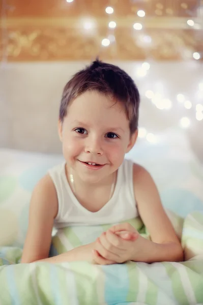 Menino na cama — Fotografia de Stock