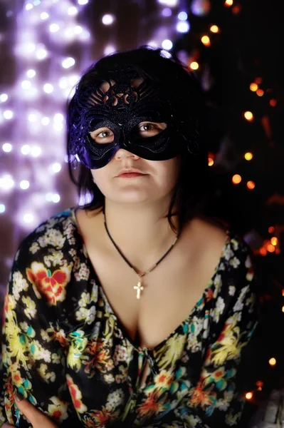 Flickan i en svart mask — Stockfoto