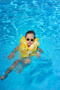 çocuk havuzunda banyoları