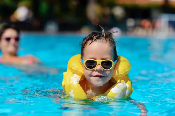Pojken badar i pool — Stockfoto