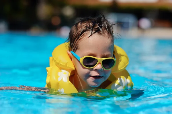 Мальчик купается в бассейне — стоковое фото