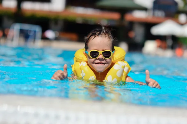 O menino banha-se na piscina — Fotografia de Stock