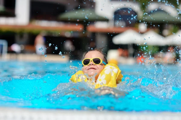 Der Junge badet im Pool — Stockfoto