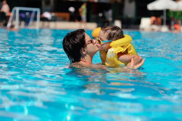 Familienruhe im Pool — Stockfoto