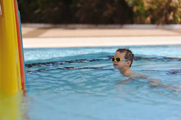 Der Junge badet im Pool — Stockfoto