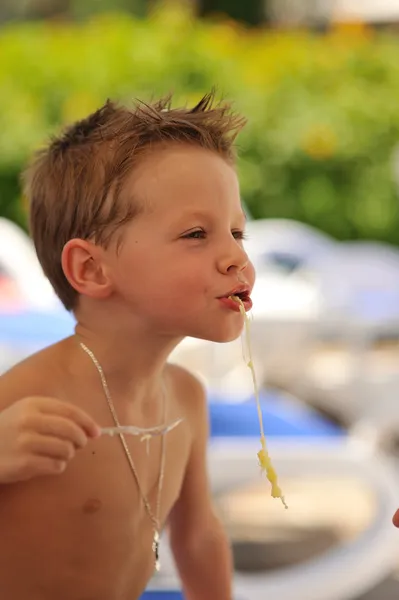 El chico come. — Foto de Stock