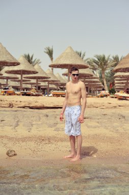 sahil üzerinde bekletin