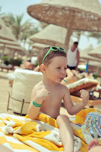 Niño en la playa —  Fotos de Stock