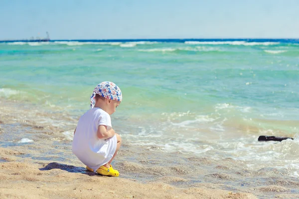 Çocuk ve deniz. — Stok fotoğraf