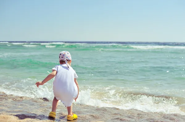 Çocuk ve deniz. — Stok fotoğraf