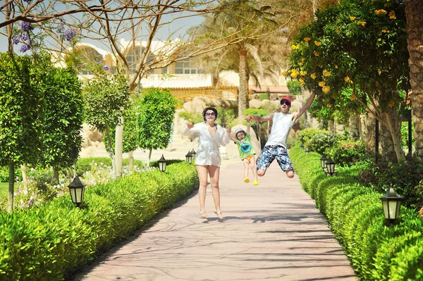 Familia en el prado — Foto de Stock