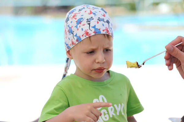 Boy eats cake — Stock Photo, Image