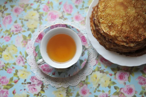 Tasse mit Tee und Pfannkuchen — Stockfoto