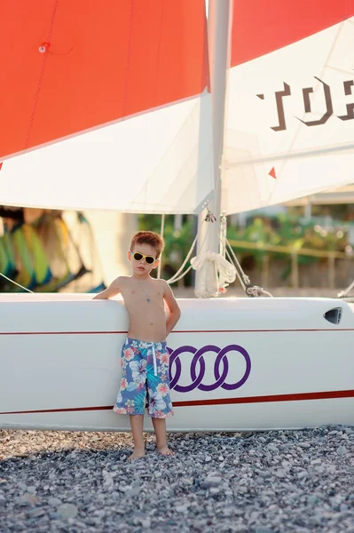 Chlapec a čluny — Stock fotografie