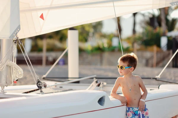 Menino e barcos — Fotografia de Stock