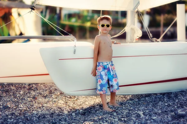 Мальчик и лодки — стоковое фото