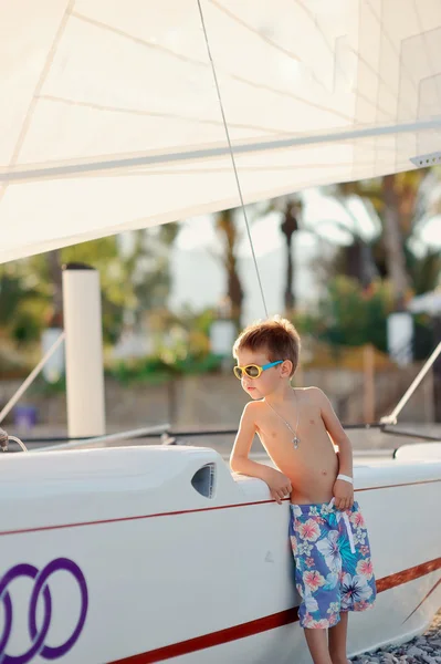 Junge und Boote — Stockfoto