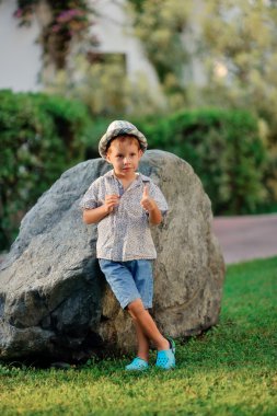 çocuk ve taş