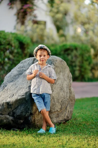 Chłopiec i kamienia — Zdjęcie stockowe