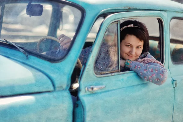Dívka a vintage auto — Stock fotografie