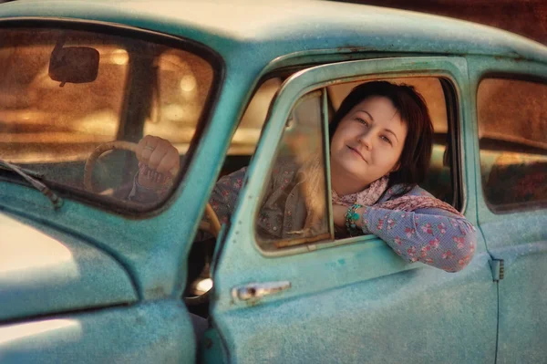 Girl and vintage car — Stock Photo, Image