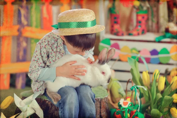 Un niño y un conejo con gallinas — Foto de Stock