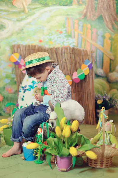 Un niño y un conejo con gallinas — Foto de Stock