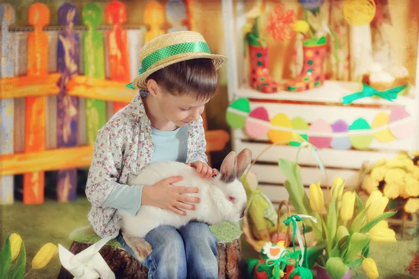Een jongen en een konijn met kippen — Stockfoto