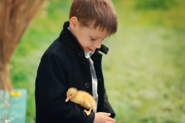 Jongen en vogels — Stockfoto